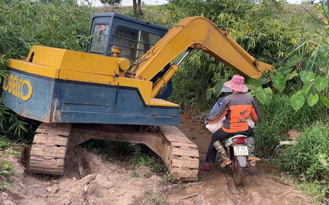 Dạ cầu An Lập - đường đi hàng ngày bất ngờ bị rào, dân phải đi ...