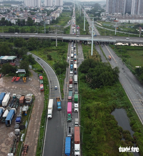 Đường Võ Chí Công ùn ứ sau vụ tai nạn, hàng ngàn xe 'nhích từng ...